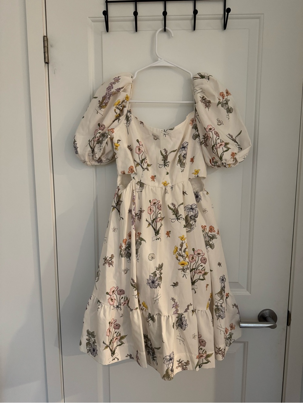Beautiful cream white floral mini dress 🌸